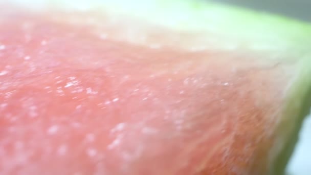 Super da vicino, dettagli. fette di anguria rossa succosa con semi — Video Stock