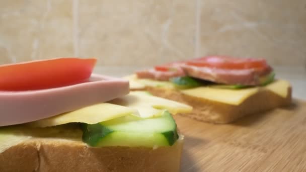 Крупним планом деталь домашнього бутерброда на дерев'яній дошці — стокове відео