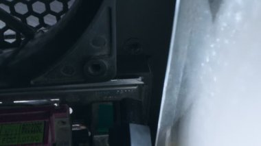 Detaylar, süper yakın çekim. Sistem ünitesi içerisinde çalışan bir bilgisayar soğutucusu