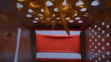 Ayrıntılar. Demir rendesinin içini rendelenmiş havuçlarla görmek