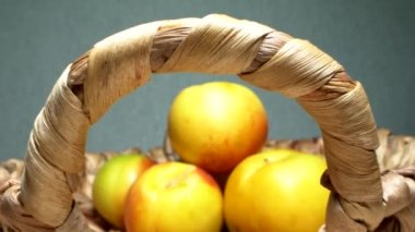 Detaylar, süper yakın çekim. Hasır bir sepette elmalar ve armutlar