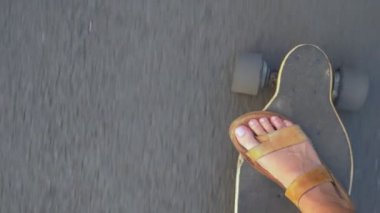 Birinci şahıstan en iyi görüntü. Adam asfaltta elektrikli kaykaya biniyor.