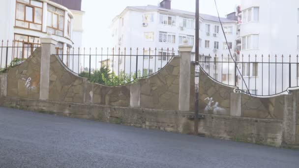 Guapo elegante chico paseos por la ciudad calle en un electro skate board — Vídeos de Stock