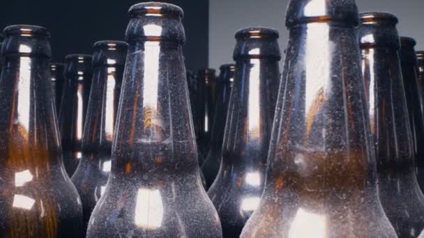 特近，一排空的尘土飞扬的棕色玻璃瓶 — 图库视频影像