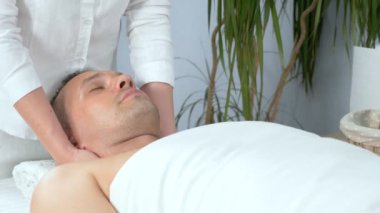 Yakın plan. Erkekler spa salonunda boyun masajı yaptırmaktan hoşlanır.