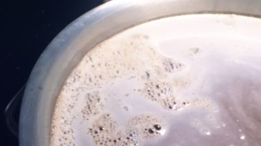 Bir tencerede bira demlenirken yakın plan. ev demleme süreci