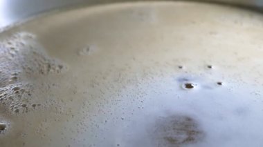 Bir tencerede bira demlenirken yakın plan. ev demleme süreci