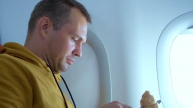 Adamın biri uçakta yemek yerken kazara eline bıçak saplamış.