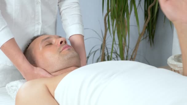 Concetto di molestie. uomo ottiene respinto toccando massaggiatrice durante il massaggio — Video Stock