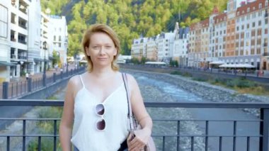 Portre. Köprüdeki kadın nehrin arka planında. seyahat