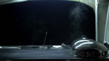 Akşamları büfedeki bir tencere sokak yemeğinden buhar çıkıyor.