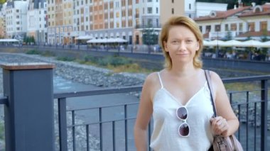 Portre. Köprüdeki kadın nehrin arka planında. seyahat