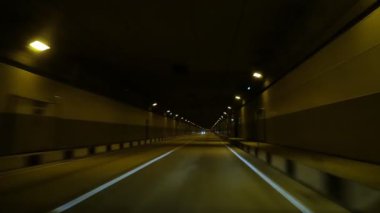 Hareket halindeki bir arabanın görüntüsü, yeraltı yüksek hızlı tüneli.