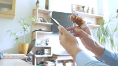 Yakın plan. İşaret parmağı bandajlı erkek elleri akıllı telefon kullanır