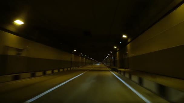 Blick aus einem fahrenden Auto, unterirdischer Hochgeschwindigkeitstunnel — Stockvideo