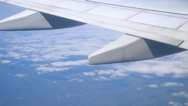 Πτέρυγα αεροπλάνο στον αέρα με φόντο τα σύννεφα και τον ουρανό. αντίγραφο χώρου — Αρχείο Βίντεο
