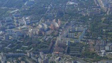 Modern bir şehir manzarasında uçan bir uçağın penceresinden manzara