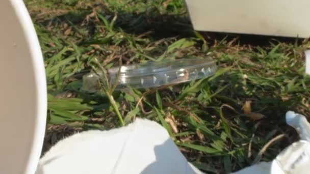 環境問題。緑の草の上のファーストフードのピクニックの残り物 — ストック動画