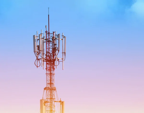 Torre de telecomunicaciones abstracta Antena y satélite al atardecer — Foto de Stock