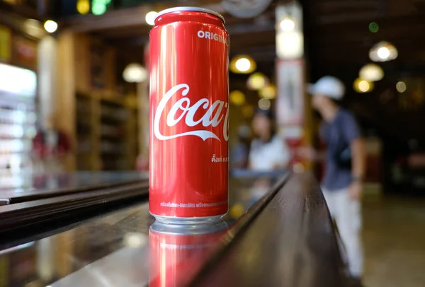 BANGKOK -THAILAND, November 10,2018 : Can of Coca-Cola logo at m — Stock Photo, Image