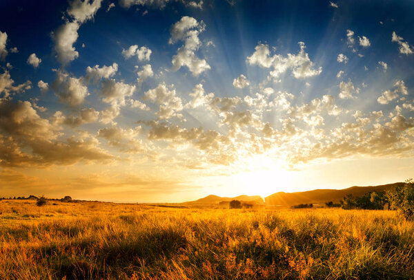 Закат со световыми лучами, наполняющими небо - увеличенные лучи
.