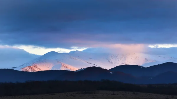 Góry Pokryte Śniegiem Późną Jesienią — Zdjęcie stockowe