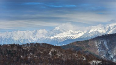 Sonbahar sonlarında kar kaplı Fagaras Dağları