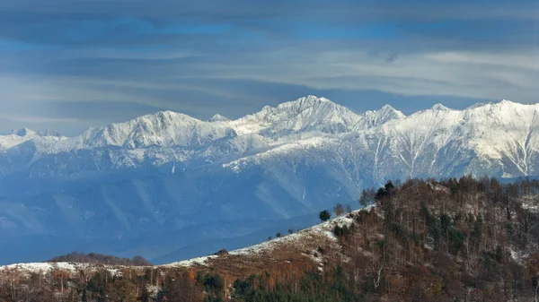 晩秋の雪に覆われたファガラシュ山脈 — ストック写真