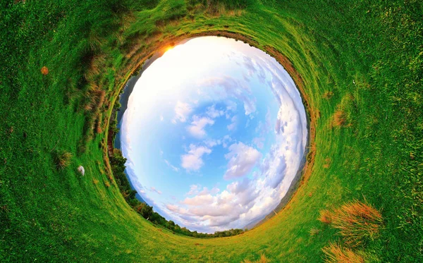 Stereografická panoramatická projekce zeleného pole v létě — Stock fotografie