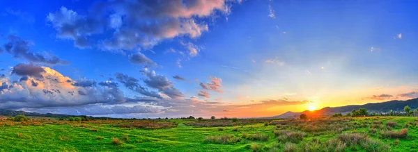 Bunte Sommer Sonnenuntergang Mit Sonnenstrahlen Die Die Wolken Färben — Stockfoto