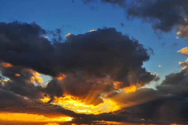 Nubes de tormenta en un colorido atardecer — Foto de Stock