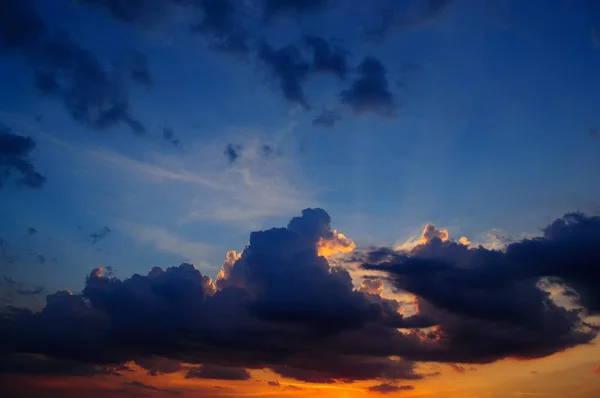 Nubes de tormenta en un colorido atardecer — Foto de Stock