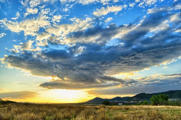 Intensiver Sonnenuntergang mit massiven Wolken, die den Himmel bedecken — Stockfoto