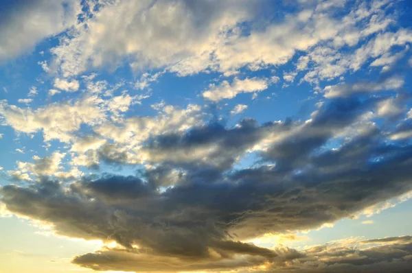 Intenzivní západ slunce s masivními mraky na obloze — Stock fotografie