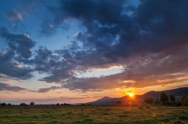 Bulutlar ile gün batımı, turuncu ve mavi tonları