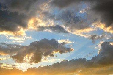 günbatımı renkli bulutlarda