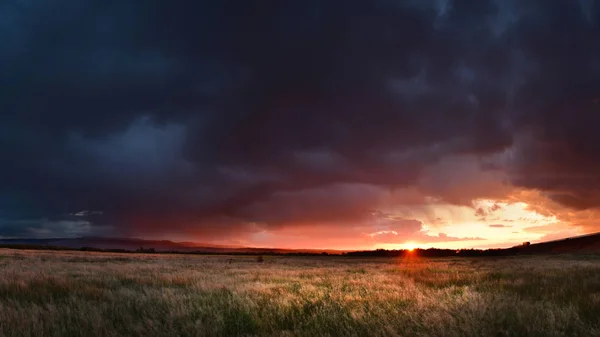 Pôr-do-sol dramático com nuvens coloridas no início do outono — Fotografia de Stock