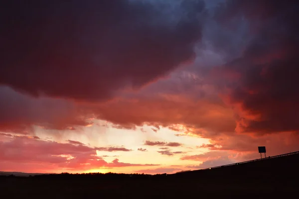 Pôr-do-sol dramático com nuvens coloridas no início do outono — Fotografia de Stock
