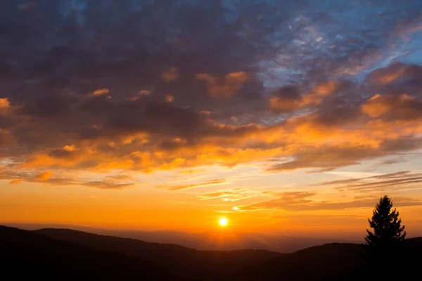 Dağlarda gün batımı, çok yoğun renkler — Stok fotoğraf