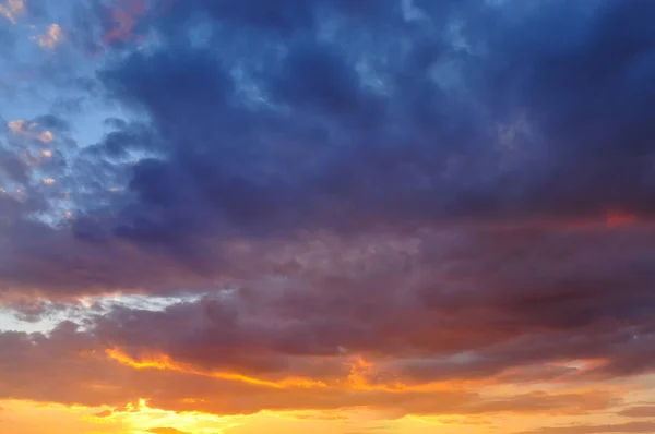 Barevné mraky v jasném západu slunce. — Stock fotografie