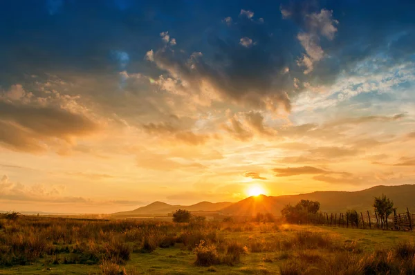 Atardecer rural con nubes coloridas . — Foto de Stock