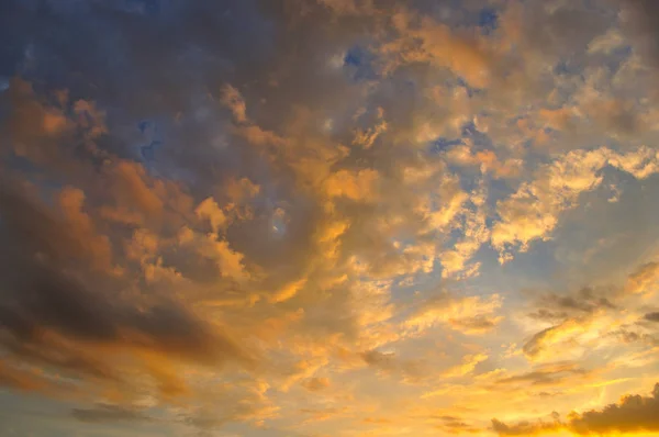 Colorful clouds in bright sunset — Stock Photo, Image