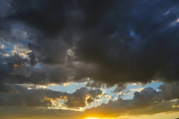 Nubes dramáticas al atardecer —  Fotos de Stock