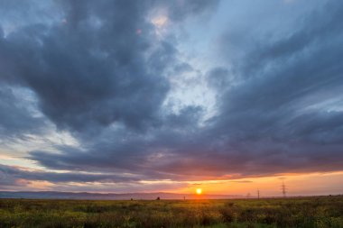 Erken sonbaharda renkli gün batımı