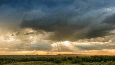 Altın günbatımı manzara üzerinde Güneş ışınları