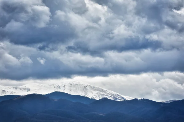 Krajobraz górski z chmurami burzy, góry Tarcu — Zdjęcie stockowe