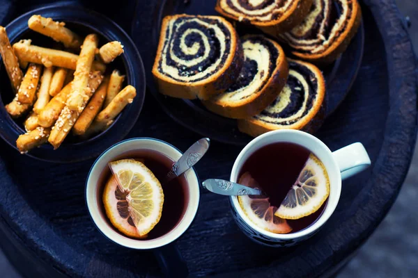 Zitronentee mit Stockbrot — Stockfoto