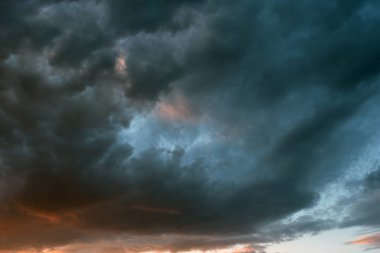 Parlak renklerde gün batımında fırtına bulutları