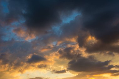 Parlak renklerde gün batımında fırtına bulutları