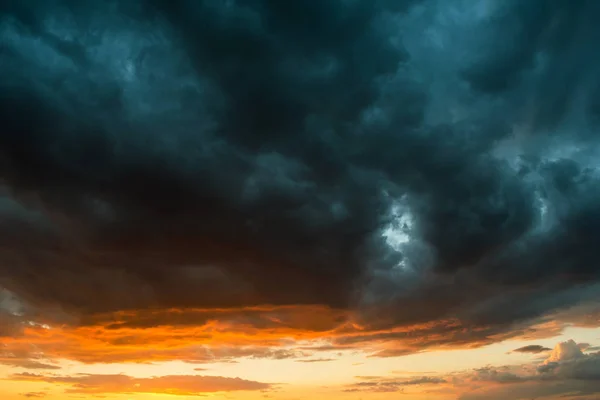 Parlak renklerde gün batımında fırtına bulutları